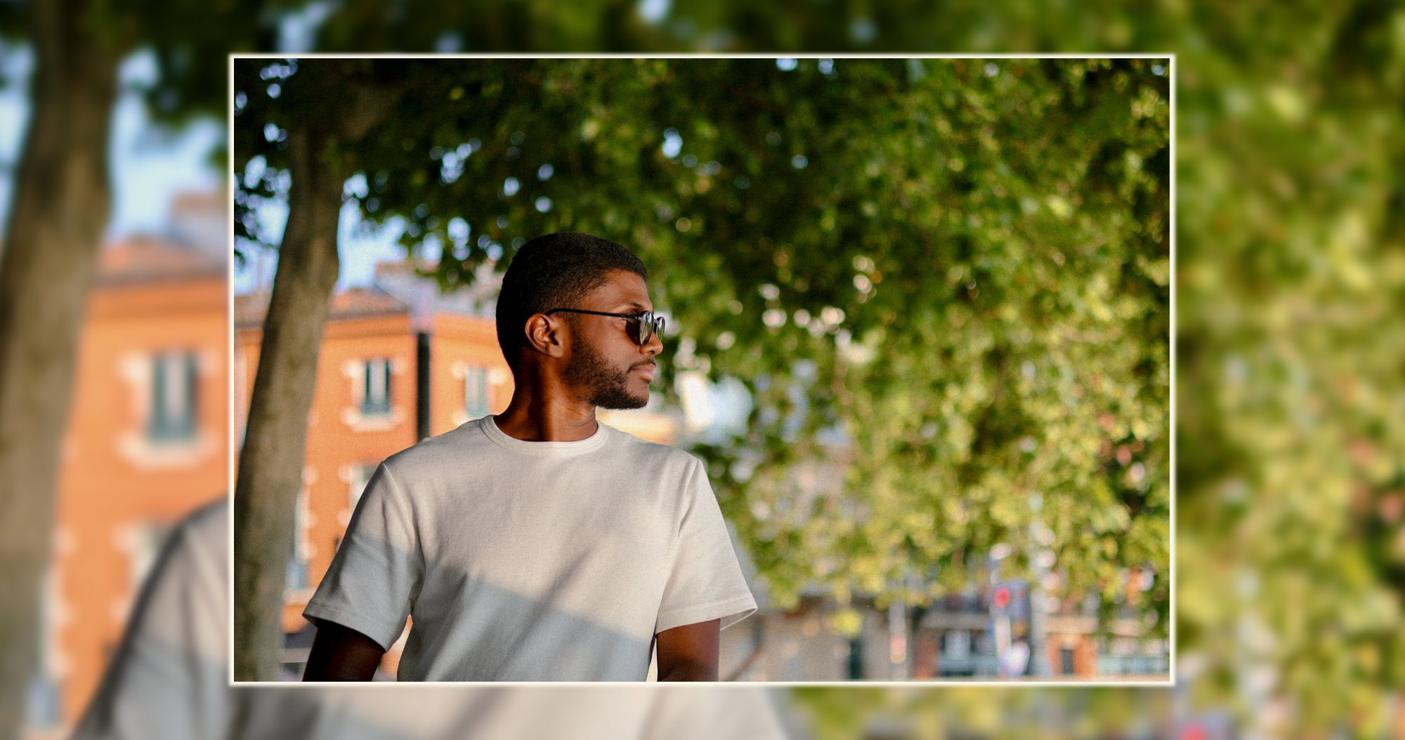 Portrait urbain ombragé – Luminéo Portrait d’un homme en extérieur à l’ombre d’un arbre, ambiance urbaine en lumière naturelle – Luminéo Photographie
