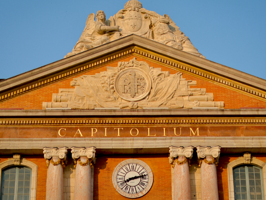 Capitole Toulouse – Luminéo Façade du Capitole de Toulouse au coucher du soleil, architecture emblématique en briques – photographie urbaine Luminéo