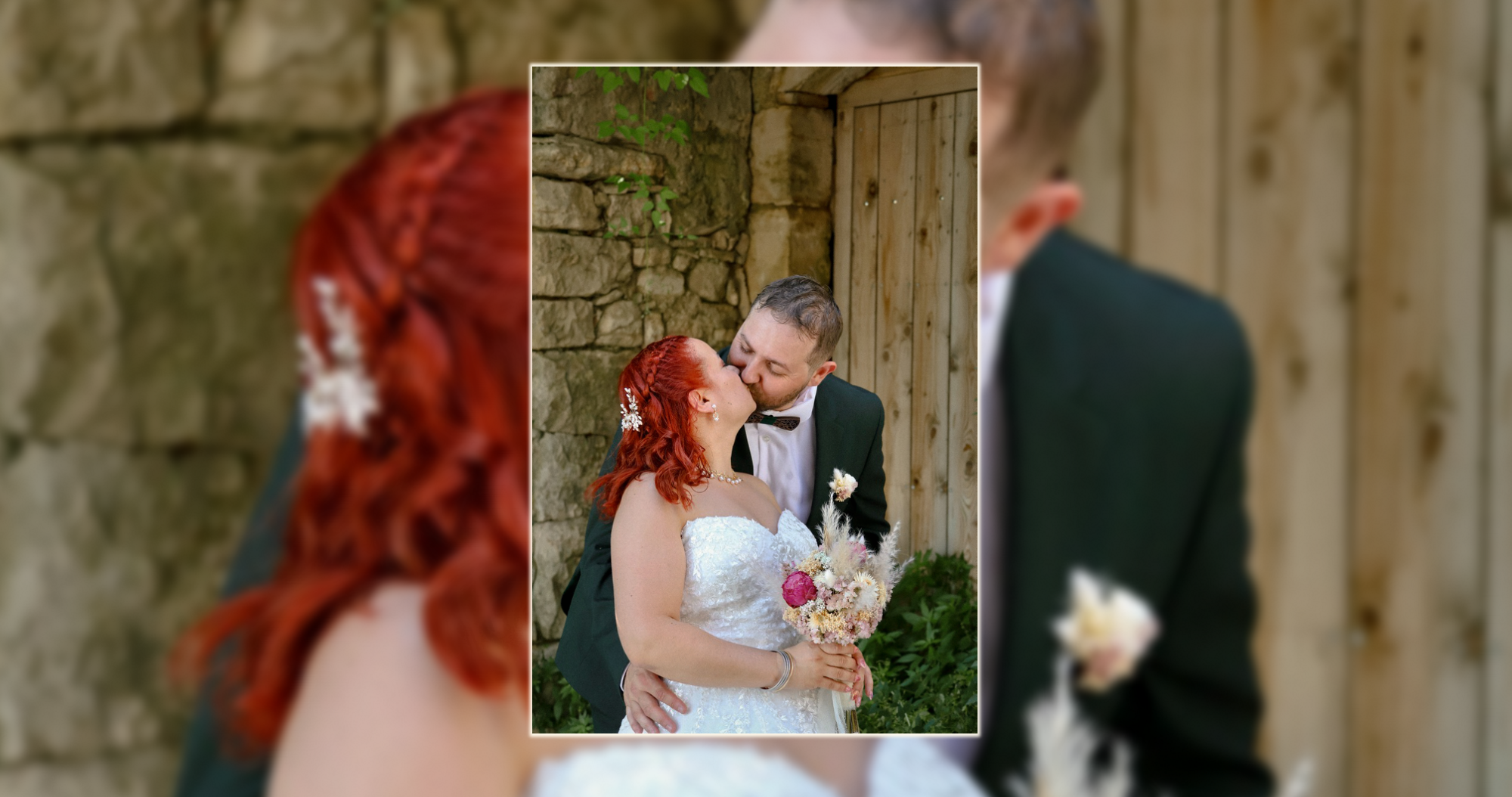 Mariage en extérieur – Luminéo Couple de mariés souriant sous un arbre, photo lumineuse de mariage en extérieur – Luminéo Photographie